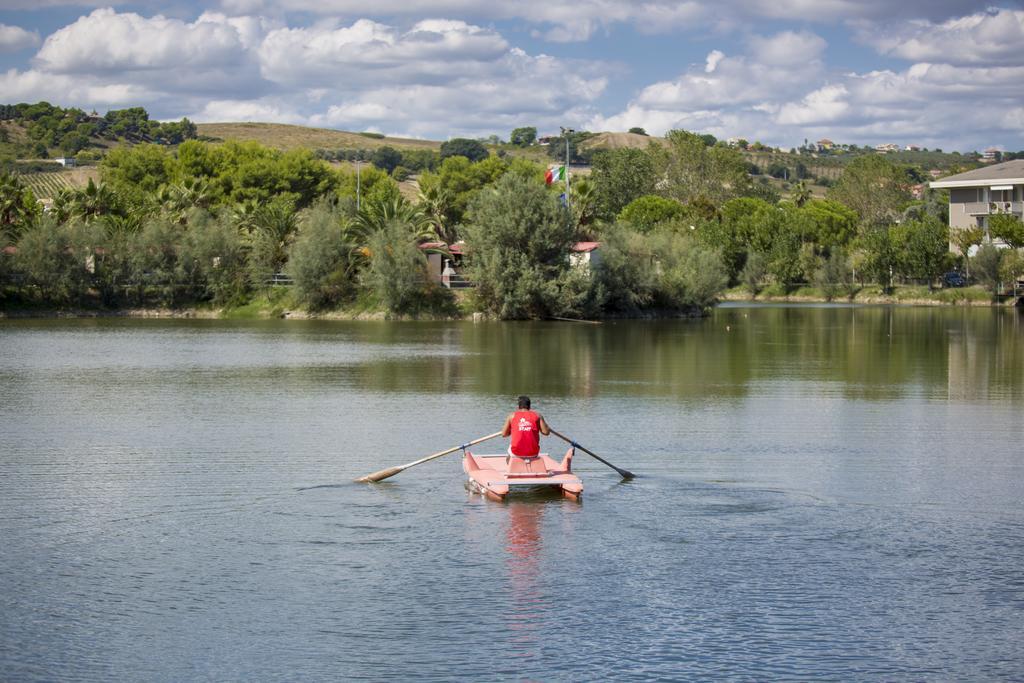 Village Lake Placid Silvi Marina Bagian luar foto